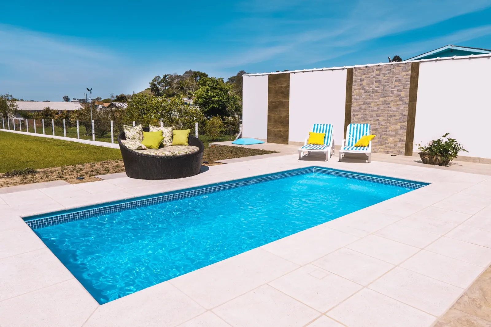 Piscina Exclusive New Fiori instalada em área de lazer residencial