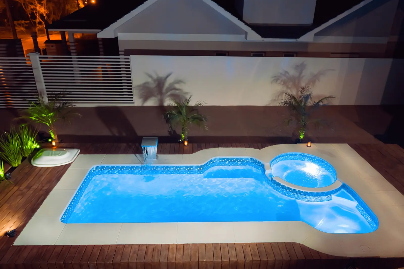 Piscina Exclusive Passione Spa iluminada em área de lazer residencial