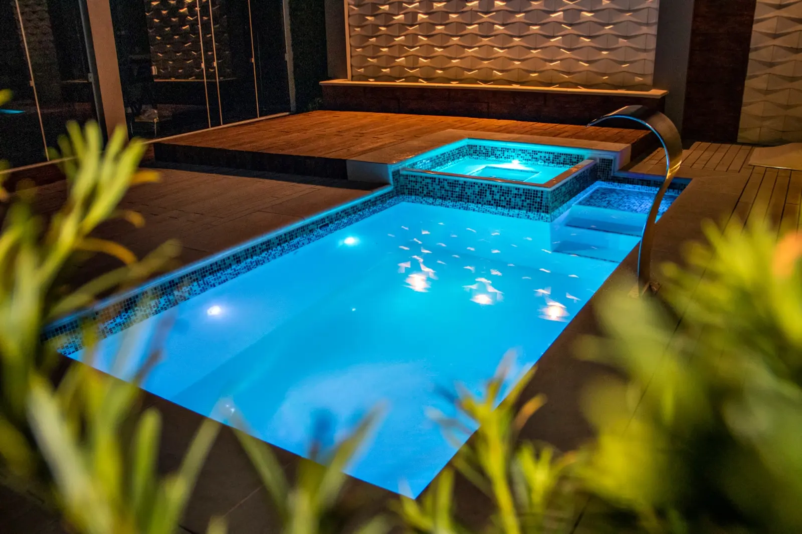 Piscina Exclusive Piazza iluminada em projeto residencial