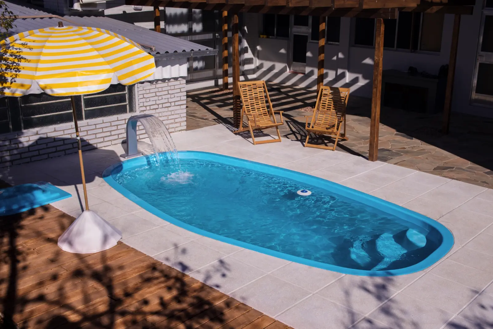 Piscina Exclusive Sole instalada em área de lazer residencial